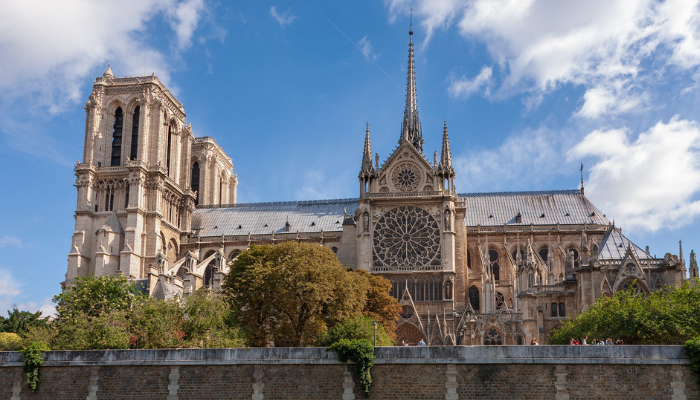 Ešte kým katedrála Notre-Dame horela, dezinformátori spustili vlnu konšpirácií